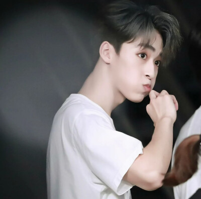 没有人会太关心你除非你很漂亮或濒临死亡。