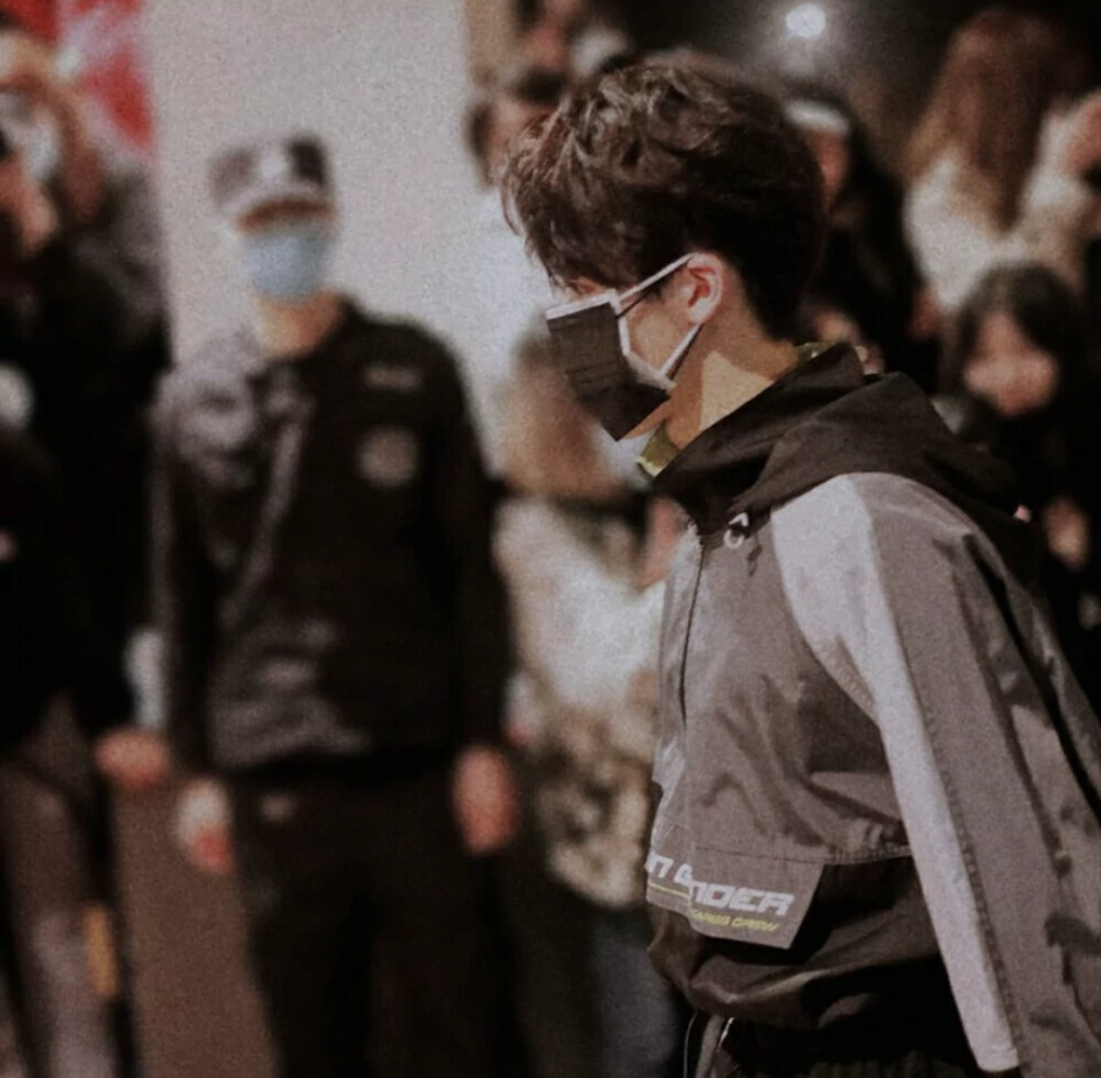 没有人会太关心你除非你很漂亮或濒临死亡。