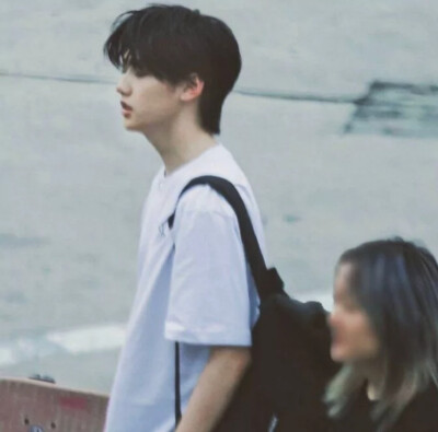 没有人会太关心你除非你很漂亮或濒临死亡。