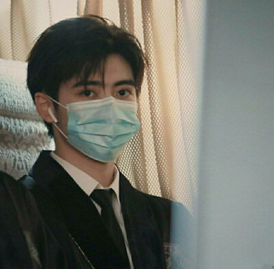 没有人会太关心你除非你很漂亮或濒临死亡。