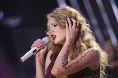 TaylorSwift/CMAMusicFestival2011(9P）
改了喊我去收图（真的好想看看大家改P8?。。。? data-iid=