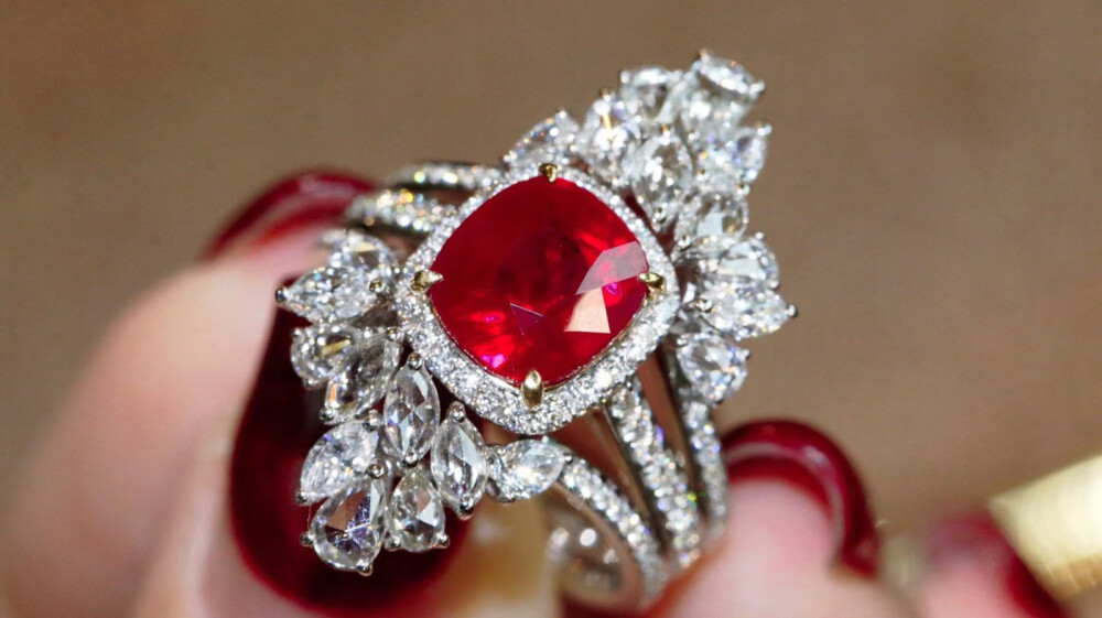 3.07ct 无烧红宝石
四方切割周正大气 反火足 颜色艳丽 AIGS无烧鸽血认证 