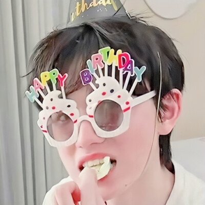 其实自卑并不可怕，自卑心理可以加快对自己的认知，从而发现自己无穷的潜力，可怕的是无法面对自卑。”