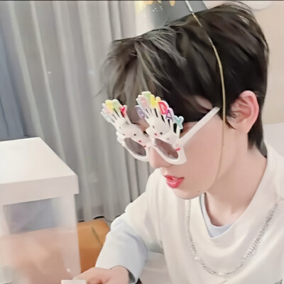 其实自卑并不可怕，自卑心理可以加快对自己的认知，从而发现自己无穷的潜力，可怕的是无法面对自卑。”