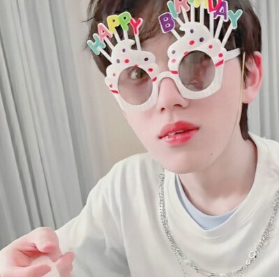 其实自卑并不可怕，自卑心理可以加快对自己的认知，从而发现自己无穷的潜力，可怕的是无法面对自卑。”