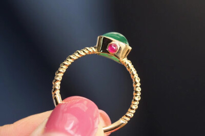 1克拉vivid green色中式复古风祖母绿戒指，侧面点缀两颗红宝石，国风独特的美！！麻花戒臂非常有质感