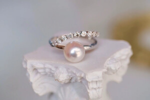 名媛气质的akoya戒指，优美的线条感，气质又优雅，超级粉嫩的8-8.5mm akoya搭配接近0.4克拉钻石