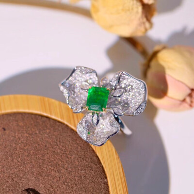 1.24克拉vivid green色祖母绿戒指，奢华尊贵的满钻花朵造型，华丽又不会太浮夸