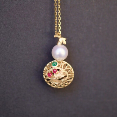 7-7.5mm akoya珍珠镂空葫芦吊坠，背面可以打开的设计有点萌，也非常实用！ 镶嵌红宝石和祖母绿，吉祥如意～