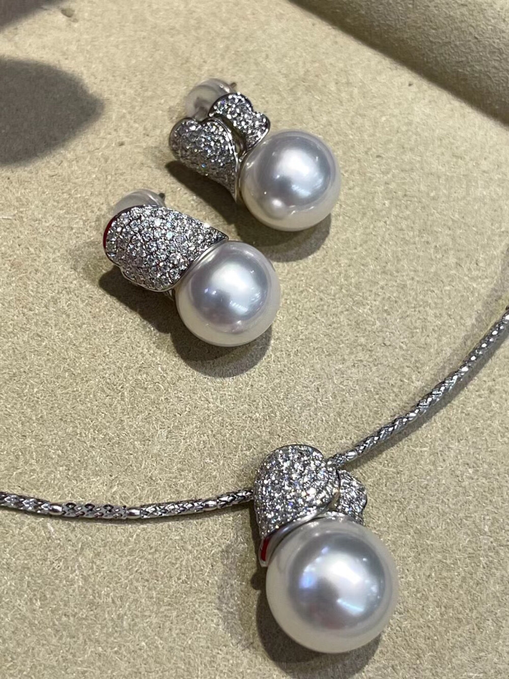 维纳斯品质冷光澳白Mikimoto 经典套装
18K白金钻石，耳钉10MM 吊坠11.5mm