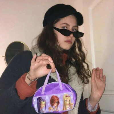 今天更新的有点频繁
就喜欢这种酷拽甜带点沙雕的头像啦