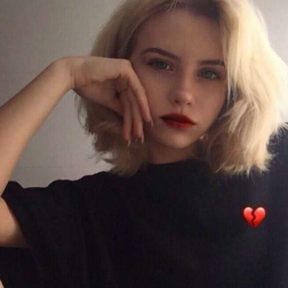 今天更新的有点频繁
就喜欢这种酷拽甜带点沙雕的头像啦