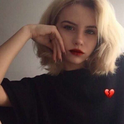 今天更新的有点频繁
就喜欢这种酷拽甜带点沙雕的头像啦