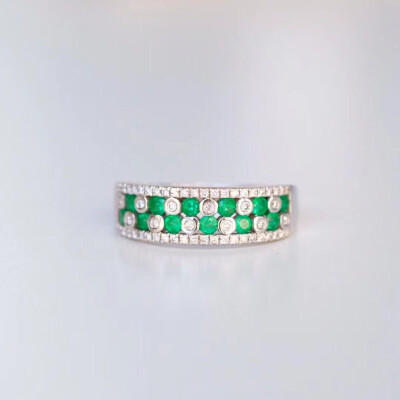 高级腕表上的钻石切割型阿富汗潘杰希尔panjshir祖母绿双层排戒，配镶钻石 设计时髦感十足。祖母绿共0.42克拉左右