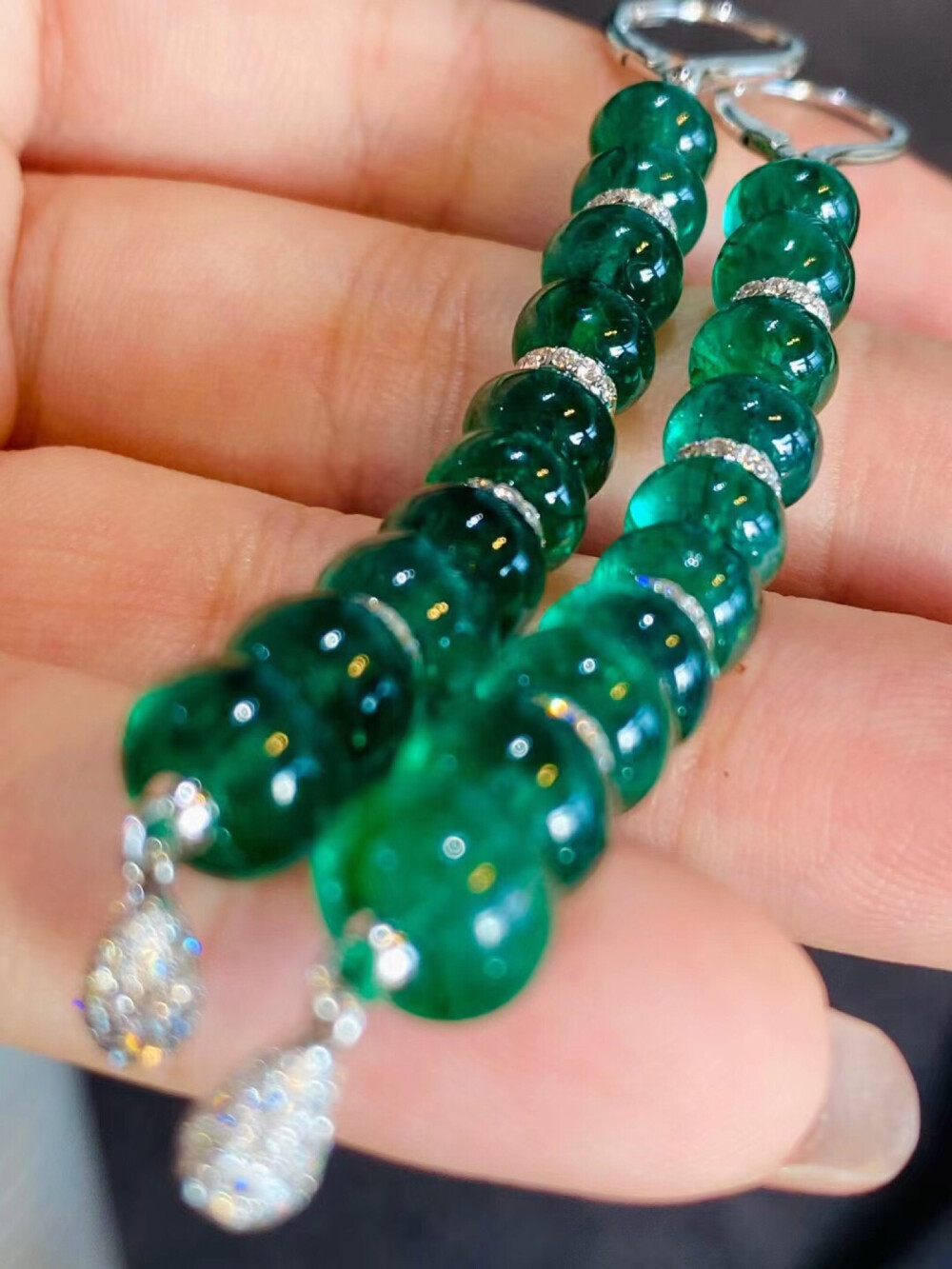 高级珠宝即视感，超美木佐绿算盘珠钻石耳环，玻璃体祖母绿晶莹通透42ct，钻石镶嵌1ct，成品重12.5克
一步一摇 摇曳生辉
