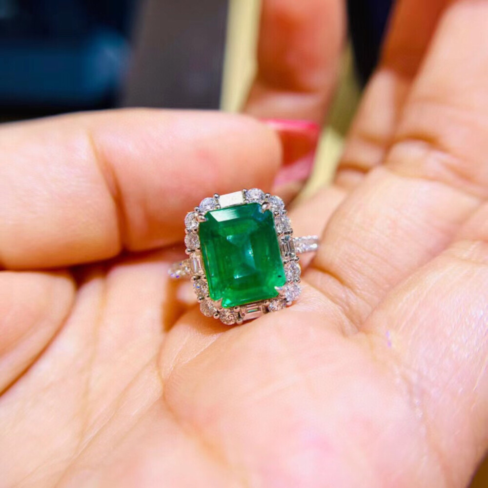 祖母绿戒指vividgreen 微油。主石4.52ct，钻石0.978ct。吉尔德大证书