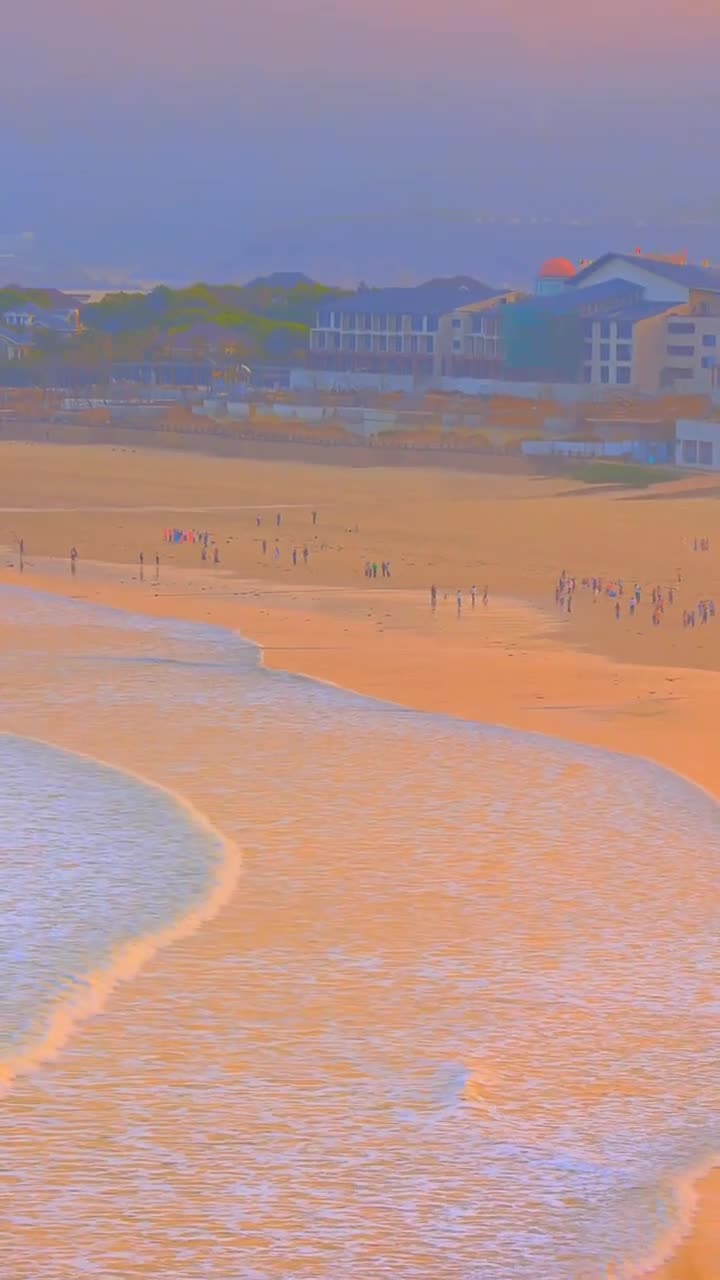 要和喜欢的人在夏夜的烟花下牵手慢步，在清新的沙滩上一起奔跑，这是我们最好的夏天～