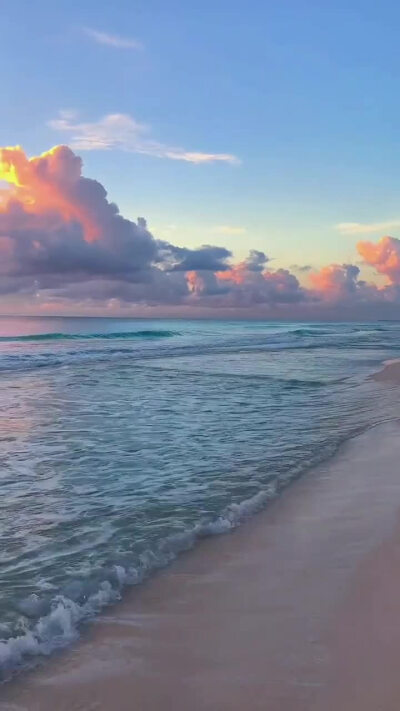 你说，大海是蓝色像极了你心里的梦，沙滩是粉色像极了我爱你的心。