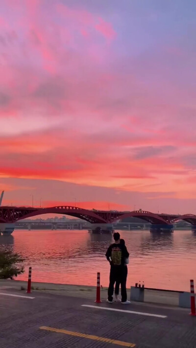 陪你看日落的人比日落本身更浪漫,所以 生活再匆忙 也别错过日落和夕阳.