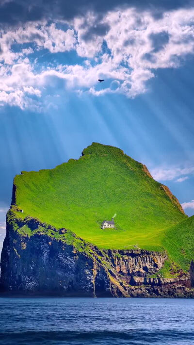 没有喧闹的人群，躺在柔软的草地上，看着蓝天白云，听着海浪的声音，感受微风拂过脸颊，这样的“世外桃源”就是位于冰岛南海岸的艾丽迪岛。