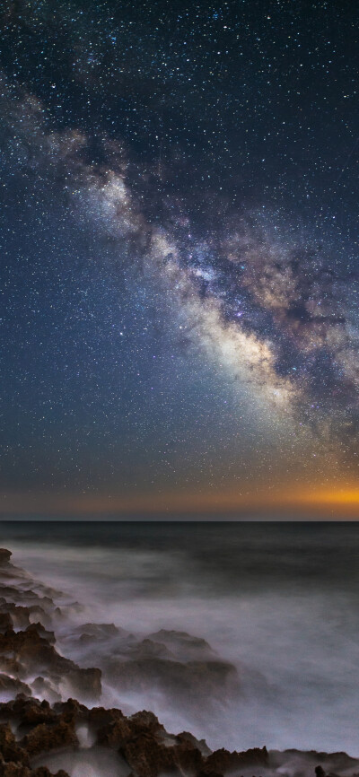 晚霞羞红了脸 星星喝醉了到处跑 月亮跌进了深海里 而我在拥有你之后 才觉得人间万物如此美好 